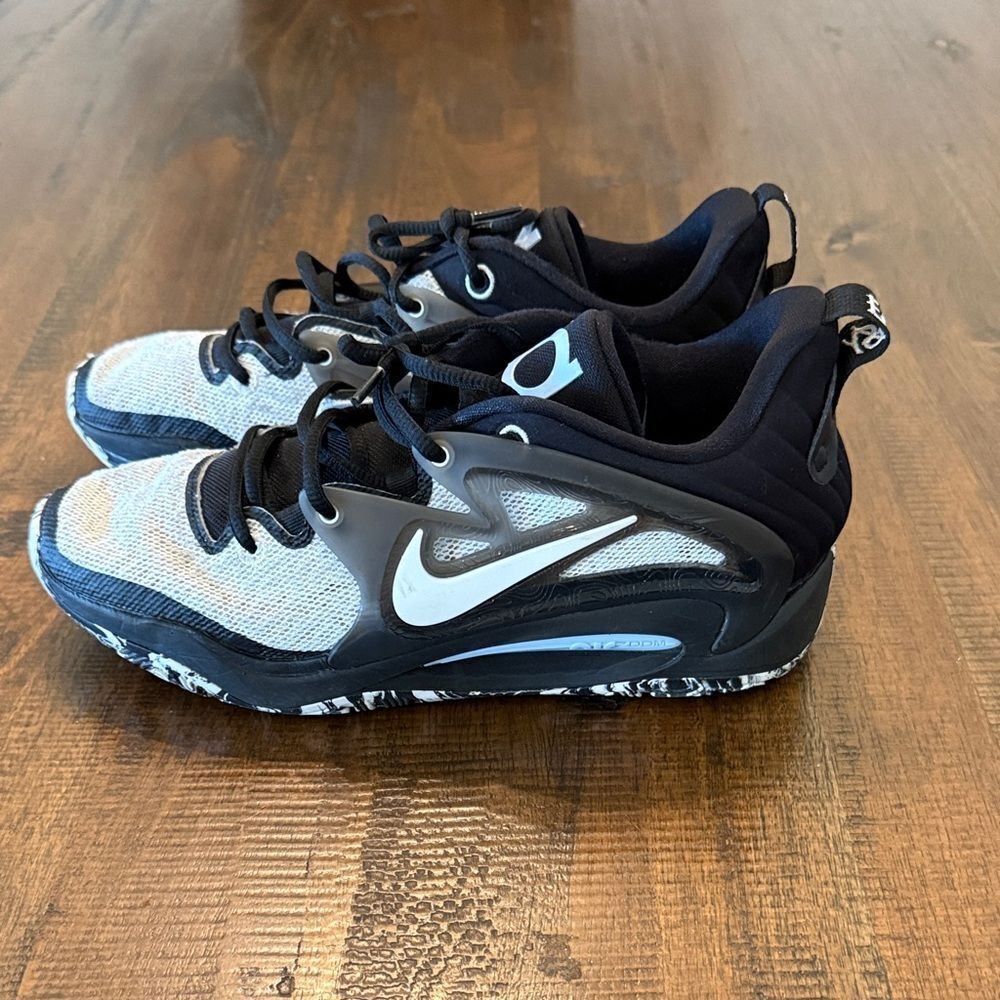 Nike KD 15 "Refuge" basketball shoe in the black, white
Size: 8.5
